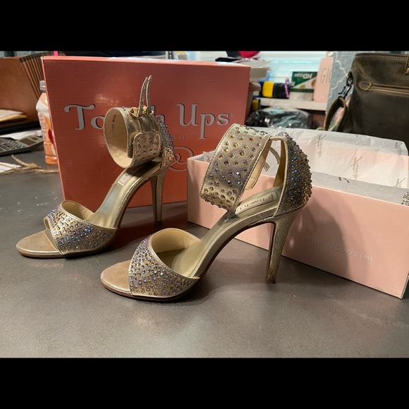 Touch Ups by Benjamin Walk 7M Heels Champagne - Picture 3 of 7